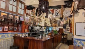 Interior del bar La Taberna, lugar tipico de los de toda la vida con azulejos pintados, lamparas de forja y muy buenas tapas