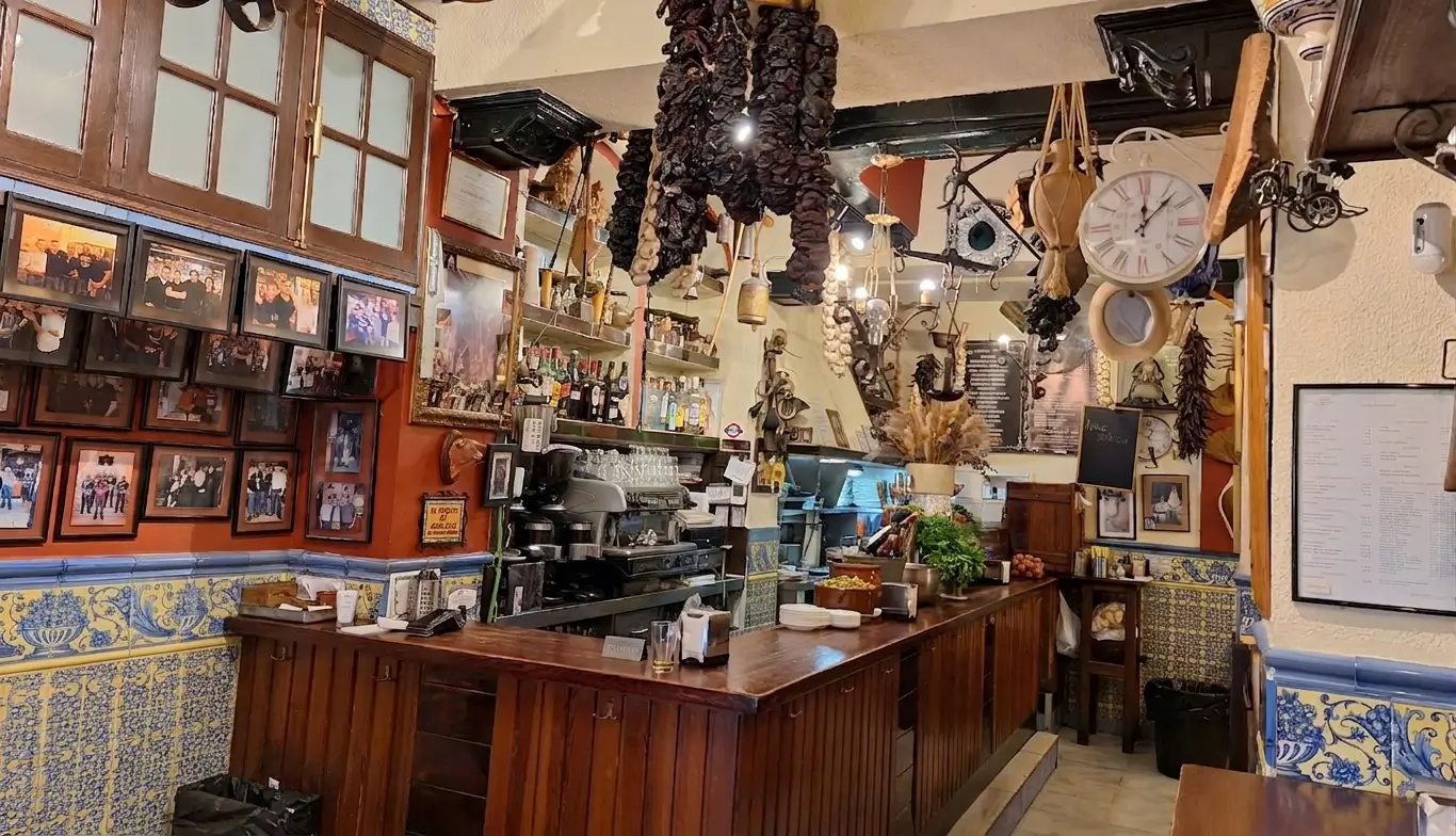 Interior del bar La Taberna, lugar tipico de los de toda la vida con azulejos pintados, lamparas de forja y muy buenas tapas