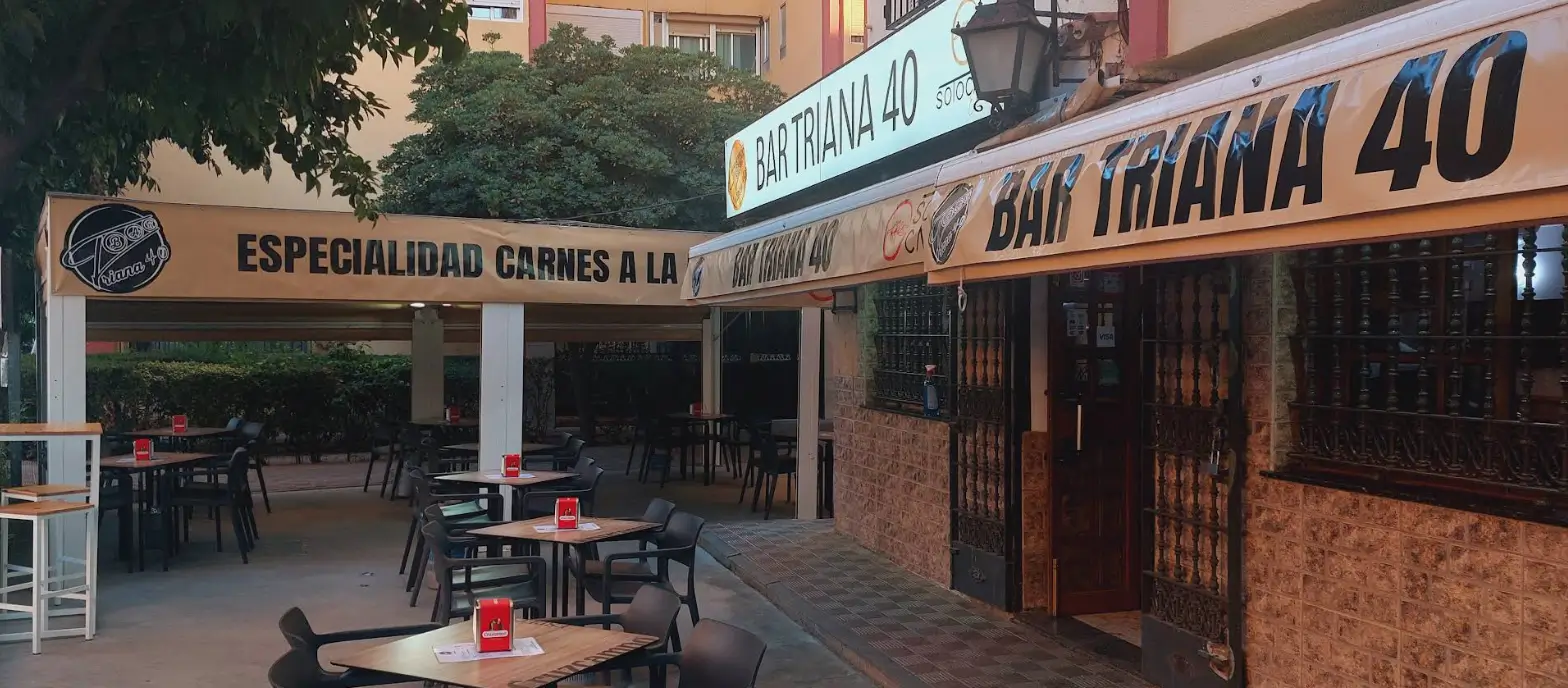 Terraza del Bar Triana 40 , especialistas en carnes a la brasa
