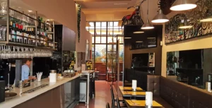 Interior del pasaje tapas, en pleno centro de sevilla, a escasos metros de la giralda. un lugar con varios ambientes, carta de carnes y comida exquisita