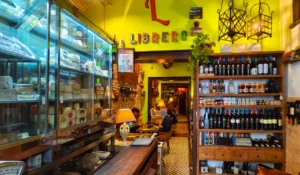 Restaurante el librero tapas es un lugar pequliar, por su decoración y por su deliciosa comida y servicio