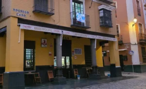 bodega santa cruz la columna es un bar acogedor, concurrido y especializado en tapas, raciones fritas y tablas de embutidos con vino y cerveza artesanal.