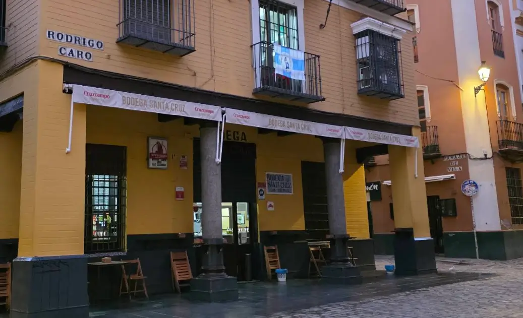 bodega santa cruz la columna es un bar acogedor, concurrido y especializado en tapas, raciones fritas y tablas de embutidos con vino y cerveza artesanal.