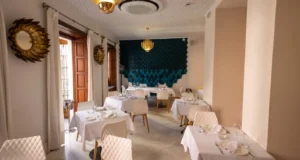 Uno de los salones de Casa lonja, que es un edificio tradicional de 4 plantas, en el que se distribuye un restaurante premium con una decoración espectacular